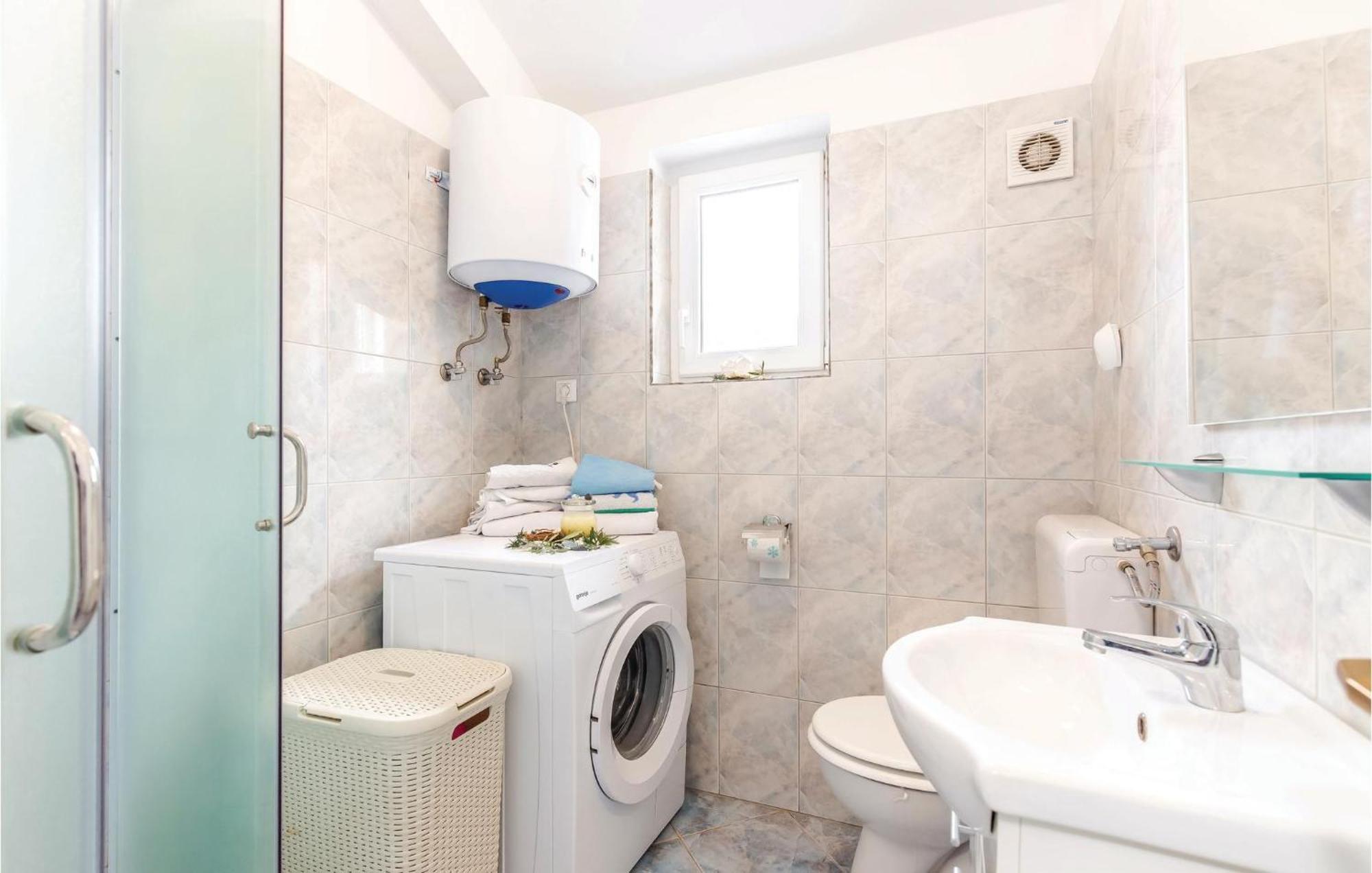 1 Bedroom Stunning Apartment In Bakarac Dış mekan fotoğraf